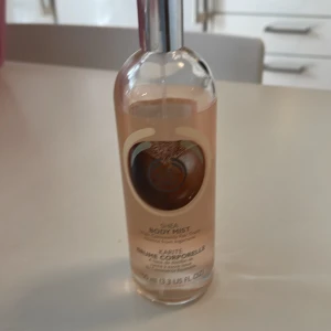 Shea Body Mist från The Body Shop - Se bild som visar hur mkt som finns kvar. En svart gummisnodd markerar. 
