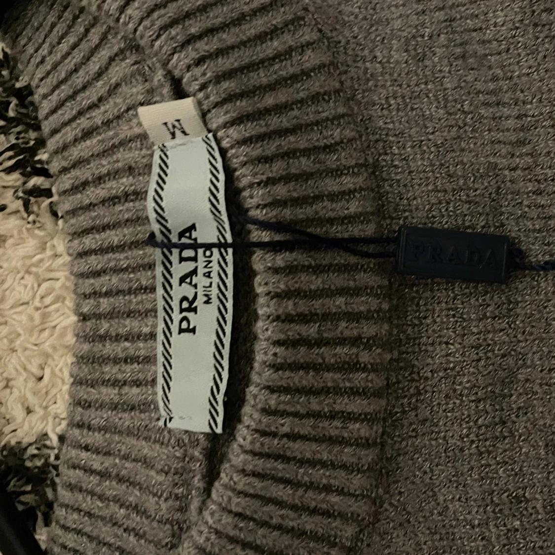 Grå stickad tröja från Prada - 1