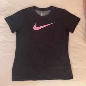 Nike T-shirt  - Tränings T-shirt ifrån Nike i mycket bra skick, använd 1 gång. Säljer då den inte passar mig.💕 Perfekt för gym, löpning och andra idrotter. 