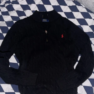Svart half zip Ralph knitt - Säljer denna då jag köpte den av någon annan på Plick. Den passade inte mig. Den är storlek L och i väldigt bra skick. Fråga bara om ni vill ha mer bilder eller om ni undrar något. Priset är inte hugget i sten.