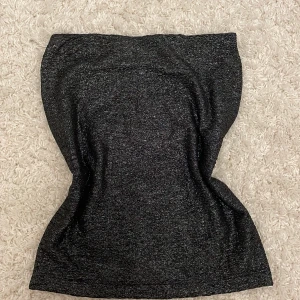Svart glittrig festtopp  - Snygg ofshoulder topp, as snygg för fester och går också att ha som kjol❤️