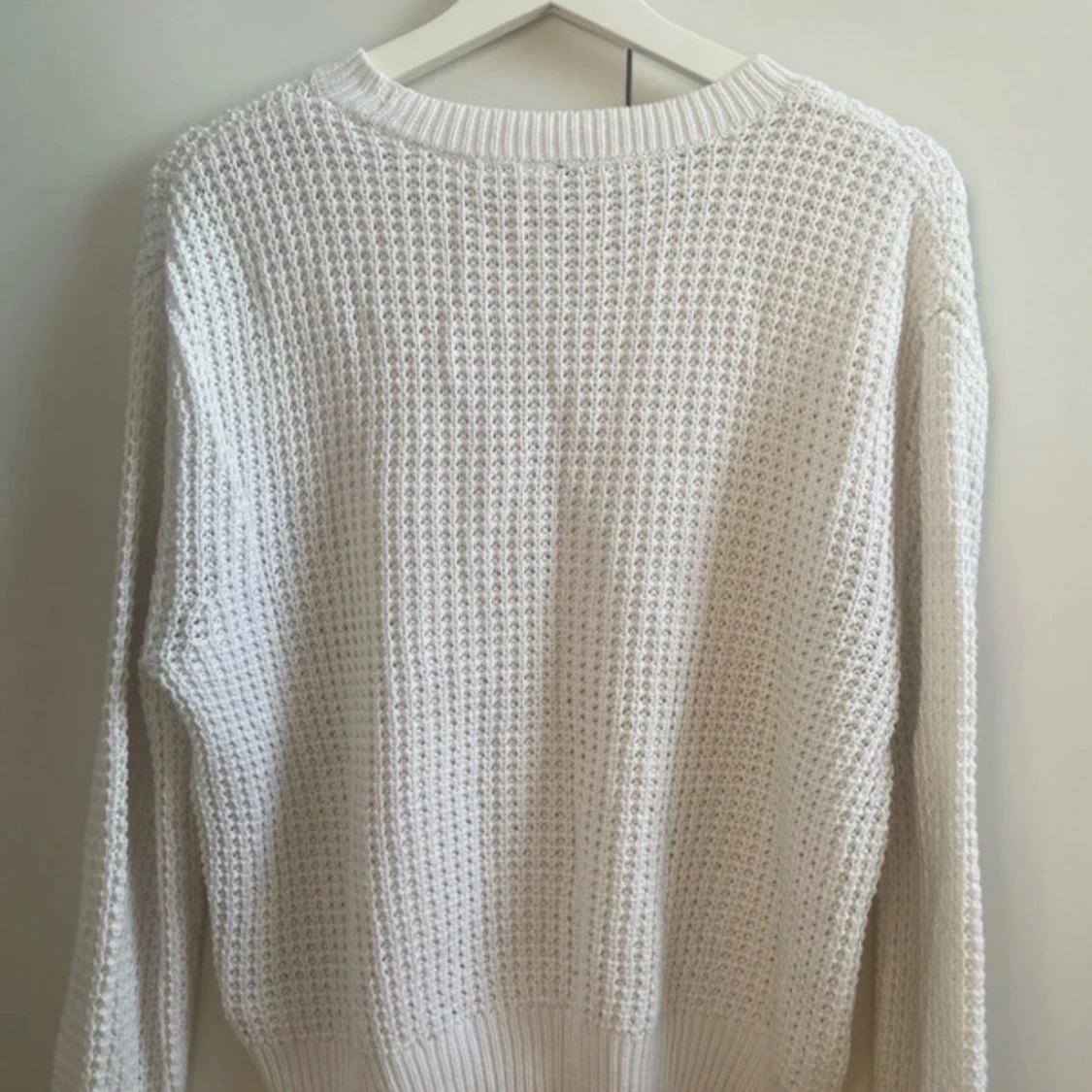 Vit stickad tröja med grov struktur - 4