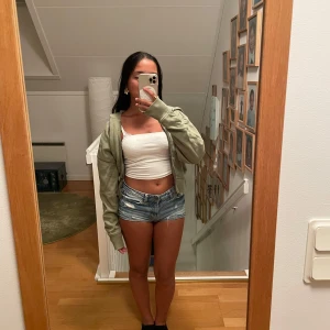 Ljusgrön munkis tröja - Säjler en ljusgrön zip tröja cropped. Den är använd 1 gång och från märket O’Neill. Nypris 600 kr. 