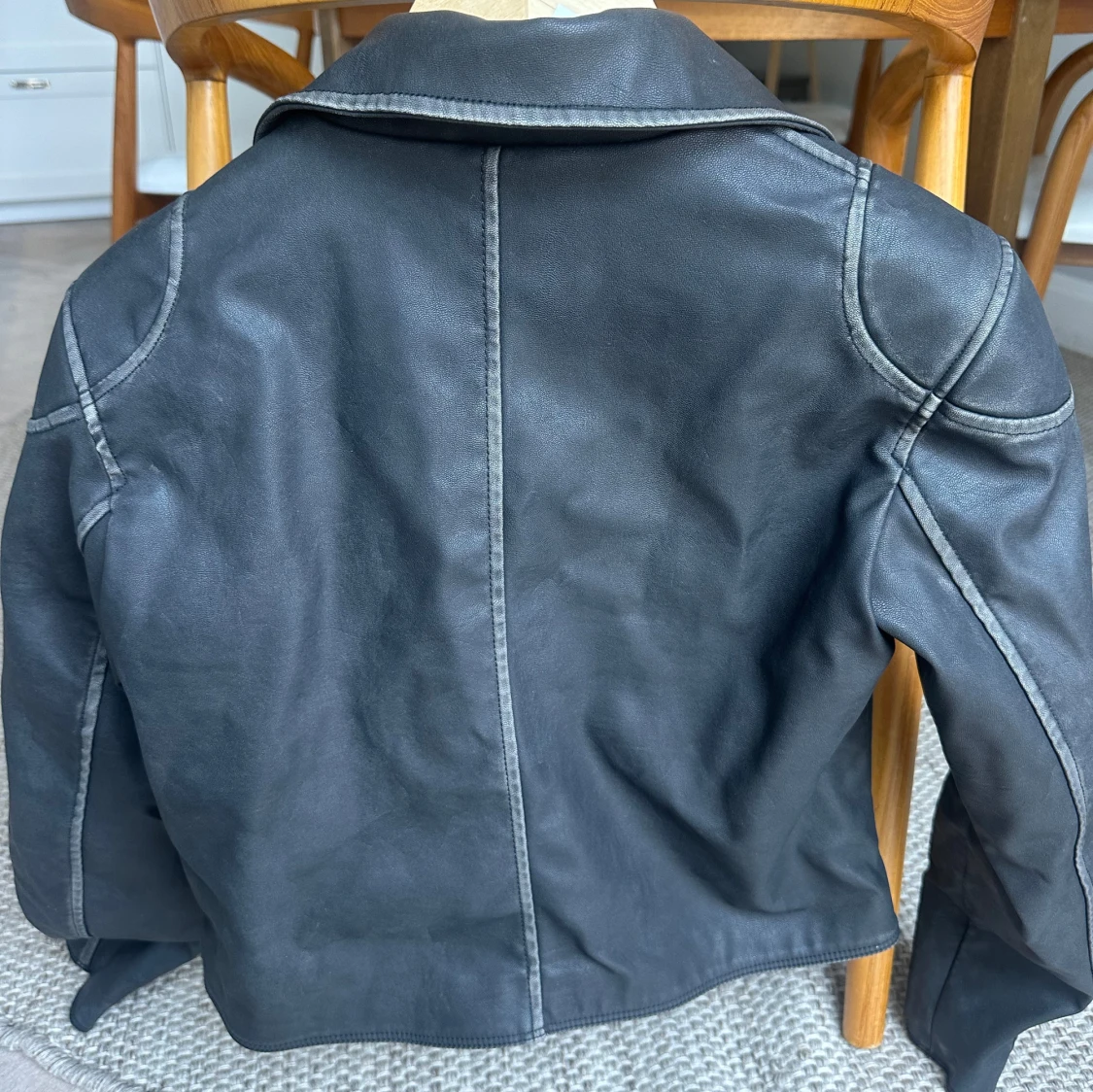 Svart skinnjacka från STR - 2