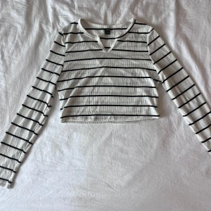 Randig tröja - Randig tröja i storlek L men känns mer som S-M