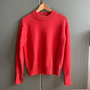 Stickad tröja💕 - Säljer denna stickade tröja från H&M i storlek s för den inte kommer till användning längre😕Tröjan innehåller ull💕Pris kan diskuteras❤️