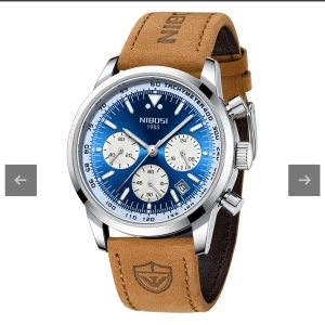 Blå ShadowMaster Stainless Steel från Nibosi - Stilren klocka från Nibosi med blå urtavla, tre vita subdials och datumvisning. Boetten är i silverfärgad metall och armbandet är i ljusbrunt skinn med snyggt tryckt logga. Perfekt accessoar för dig som gillar sportig och modern stil.