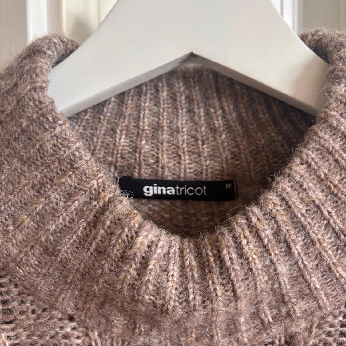 Brun stickad tröja med volang Gina Tricot - 2
