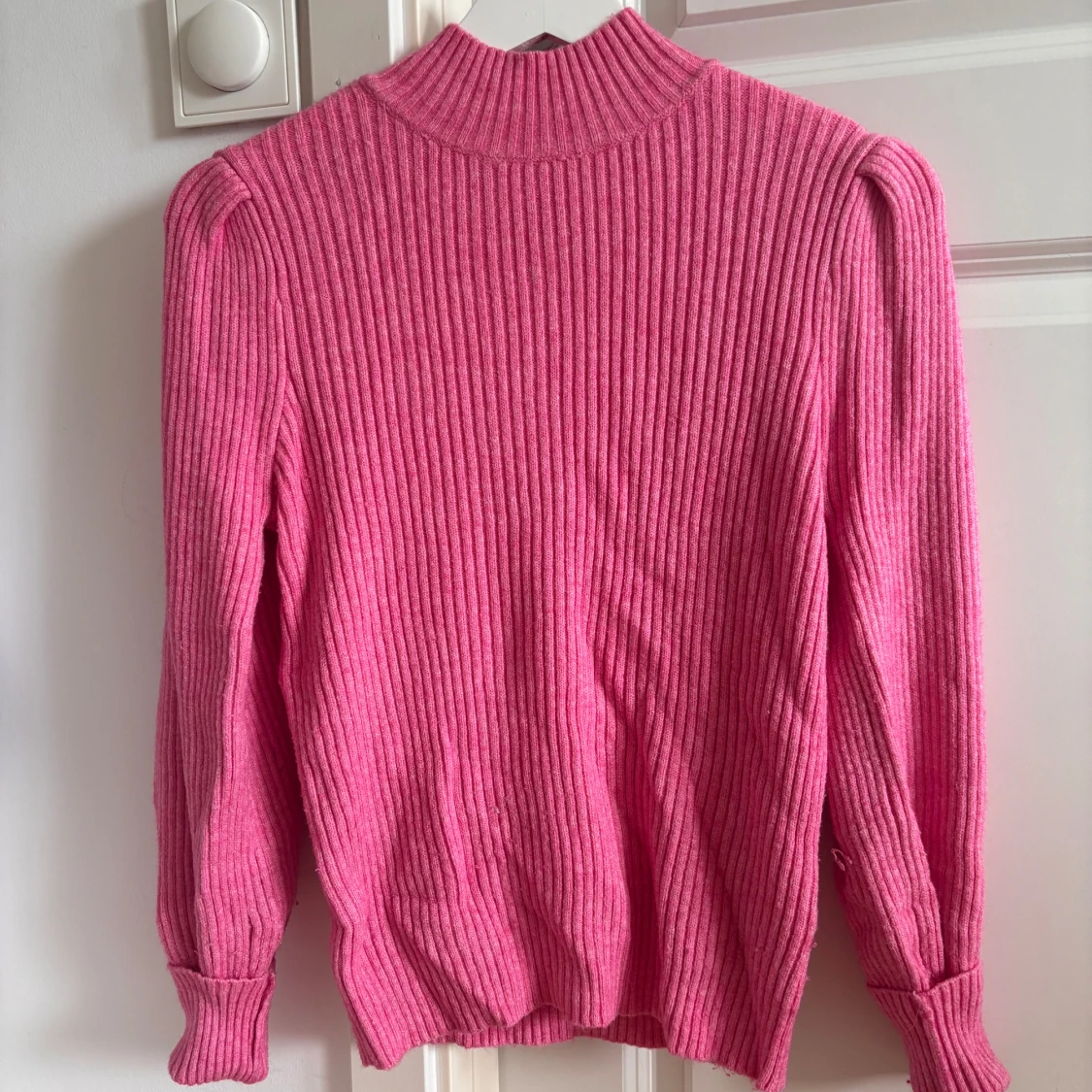 Ribbad rosa stickad tröja från ONLY