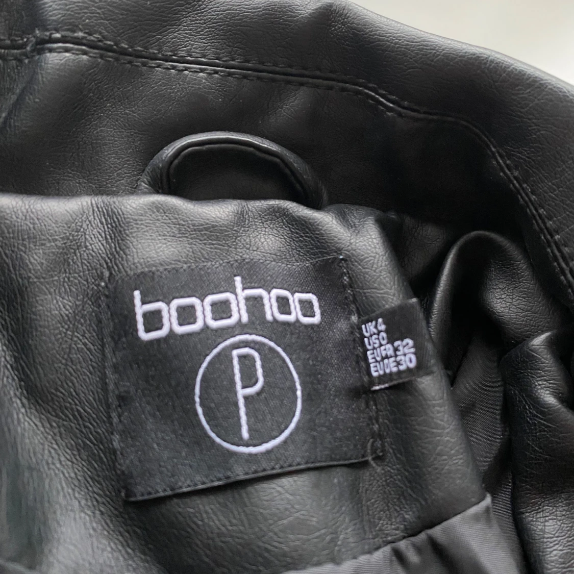 Svart skinnjacka från Boohoo - 3