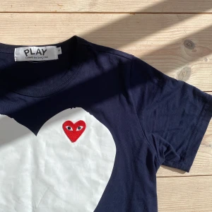 Navy t-shirt Comme des Garçons Play - |Säljer en navyblå cdg t shirt knappt använd så väldigt bra skick| 849 kr skriv vid funderingar😁
