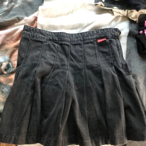 2000-tals kjol - 00/90 tala liknande kjol, bara att skriva för fler bilder eller för mått