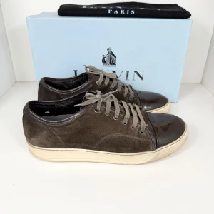 Lanvin Patent Cap Toe - Klassisk Lanvin med glansig toecap i stilren brun färg. UK 8 fits 42-43. Skick: 7/10. Retail: 5,500 SEK.
