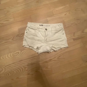 Vita low waist jeansshorts 140 - Säljer vita jeansshorts med låg midja och fransiga kanter. Väldigt bra passform. Storlek 140. Skriv för mer bilder.💗