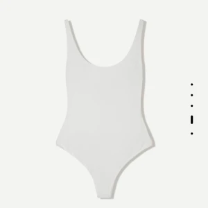 Vit body  - Vit body med låg rygg. Endast testad en gång men tyvärr förliten. 