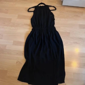 Svart långklänning med plisserad topp - Säljer en svart långklänning med plisserad topp och ärmlös design i storlek S. Köpt på vinted men den satt konstigt på mig 