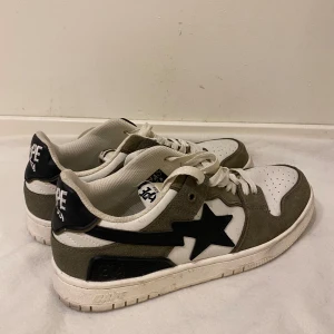 BAPE STA sneakers  - Säljer ett par BAPE STA sneakers. Storlek 43. Ganska använda men kommer självklart tvätta dem innan dem säljs! Hör av er för mer bilder 