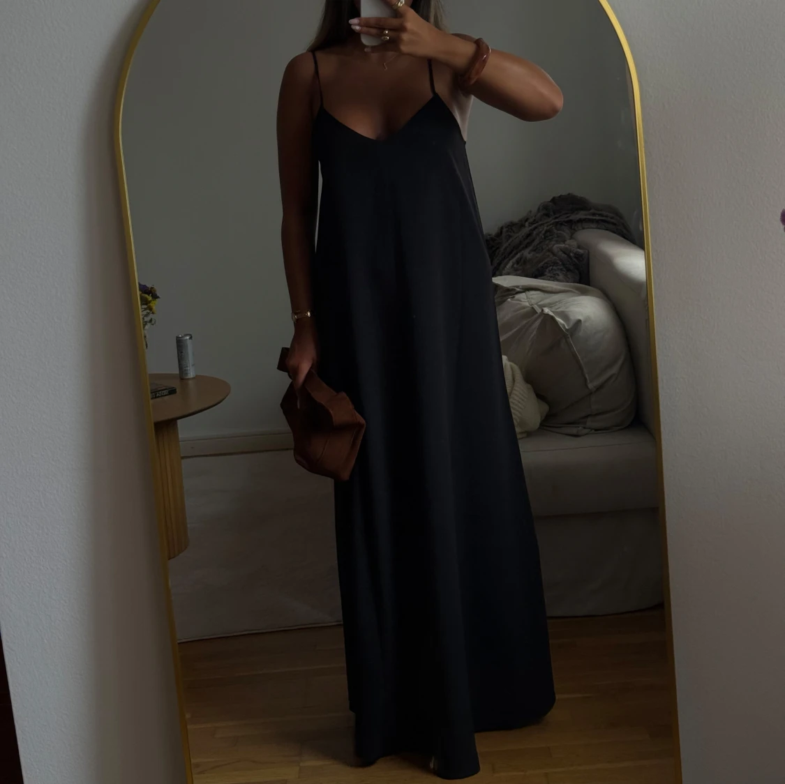 Svart långklänning med smala axelband - 2