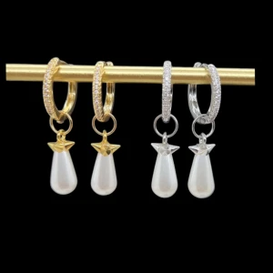 Glittriga örhängen med pärldroppar - Snygga örhängen.Säljs i par i silver och guldfär. Ett par örhängen kostar-250kr.Längd-3,5cm