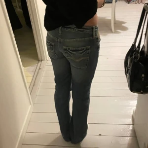 Blå Replay jeans - Säljer ett par snygga blå Replay jeans. De är lågmidjade och bootcut. De passar inte mig längre, de är väldigt låga men super snygga💕de ska vara w25 l34 och passar mig som är 166 perfekt i längd