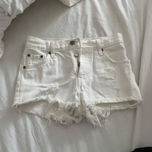 levis shorts - vita w23 blåa w24 båda för 150kr