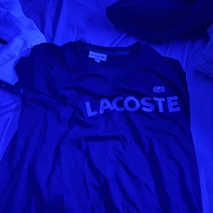 Lacoste t shirt  - Säljer min Lacoste T shirt, då jag inte e jätte stort fan av Lacoste, Säljs felfri har legat i garderoben ett tag, pris kan diskuteras, skickas samma dag som köp eller dagen efter Storlek L
