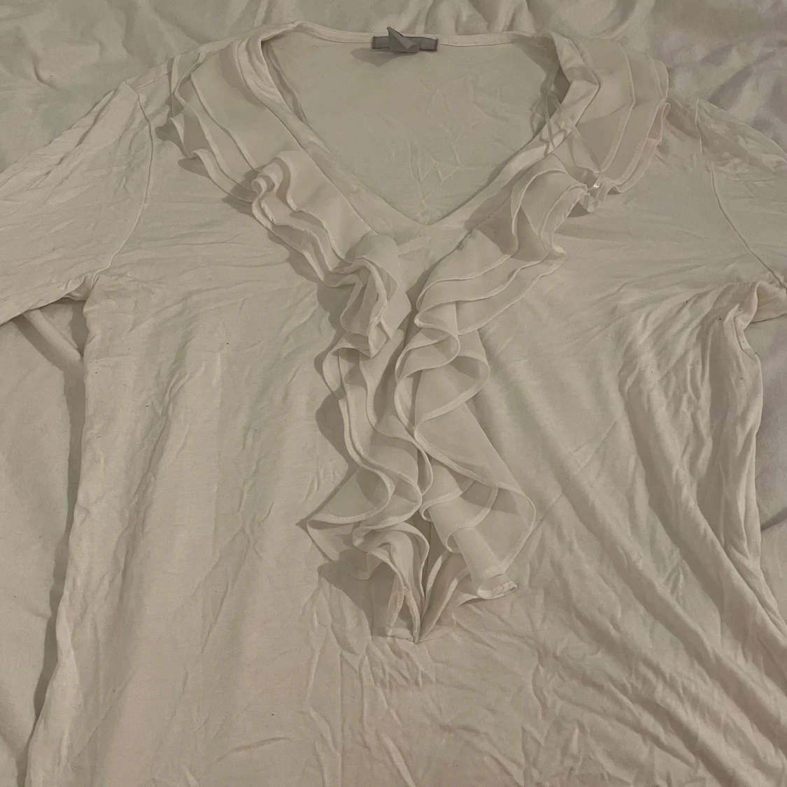 Vit blus med volang från H&M