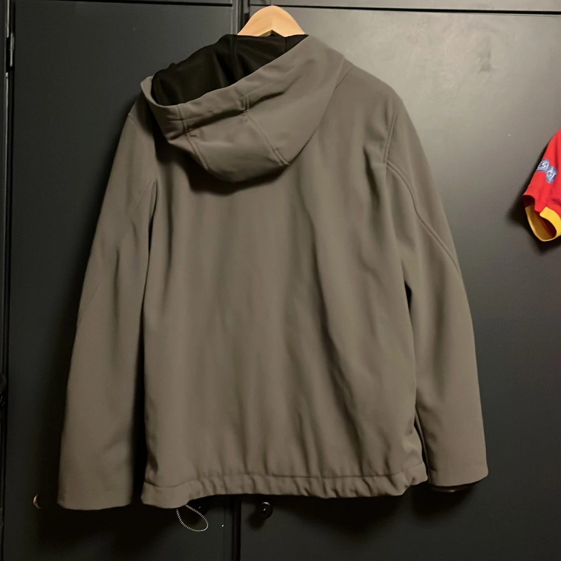 Grå vindjacka med huva från Zara - 2