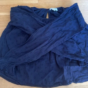 Mörkblå blus från gina tricot - Blus i bra skick 