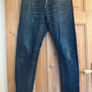 Nn07 Selvedge jeans  - Säljer ett par klassiska  Selvedge jeans i mörkblå tvätt med snygga fades. Jeansen har rak passform, fem fickor och synlig selvedge-detalj vid uppviket. Perfekt för dig som gillar autentisk denim och tidlös stil.