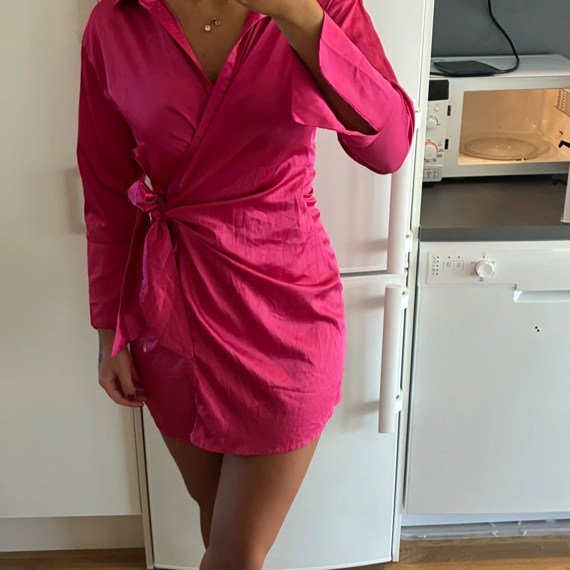 Kort rosa omlottklänning med knyt