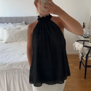Svart halternecks topp - Svart halternecks topp från H&M. Jättebra skick då den knappt är använd💗