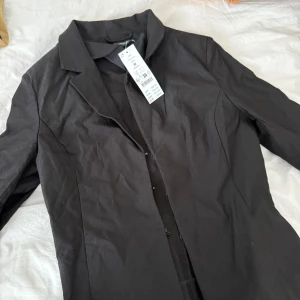 Svart kavaj från Gina Tricot, M - Helt ny med prislapp