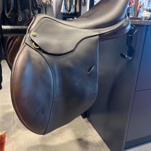 Pessoa grand X-Elite sadel - 16 o 1/2 tum, mörkbrun, går att byta järn, årsmodell 2017