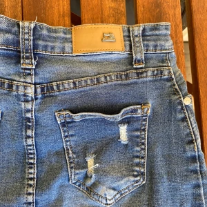 Jeanskjol - Skit snygg jeanskjol som blivit lite för tajt för mig🫶