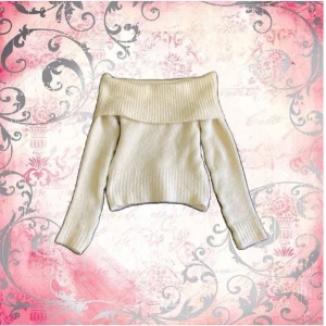 Offshoulder stickad tröja från Kookai - Krämvit offshoulder stickad tröja från Kookai.  Modellen har bred krage som sitter över axlarna. Långärmad och perfekt för att ge en chill men ändå snygg vibe. Passar dig som gillar stilrena och trendiga plagg. Perfekt till lite kallare dagar. Har tyvärr inte koll på orginalpriset bör ligga på 300-400kr med tanke på märket. (Pris kan diskuteras)
