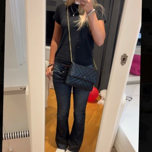 Svart väska - Snygg svart axelväska med guldkedja. Perfekt storlek och passar till alla olika outfits. Väskar är aldrig använd och är i nyskick. Jeansen på bilden ligger ute i en annan annons på min plick.💞