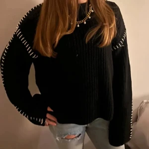 Svart stickad tröja Gina Tricot S - Säljer denna trendiga tröja!! Slutsåld💓💓