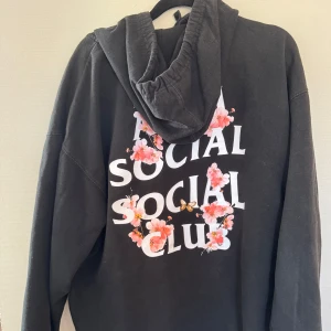 Svart hoodie Anti Social Social Club - Svart assc kkoch hoodie i storlek L. Bra skick! Oversized fit. Köpt vid droppet så 100% äkta. Önskas mera bilder så skicka meddelande.