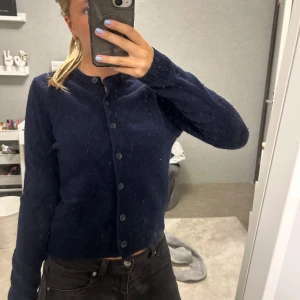 Mörkblå kofta - Mörkblå kofta från zara! Storlek S men sitter lite tajt på mig och bär xs/s!!💕💕