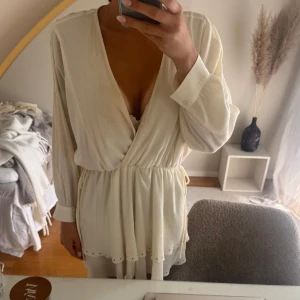 Krämvit omlottklänning med volang - Säljer klänning!🌸🌸
