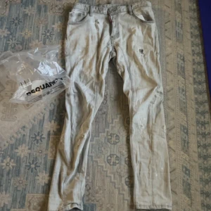 Grå dsquerd jeans som är använda ett par gånger bara  - Dsquerd jeans som är använda ett par gånger bara 