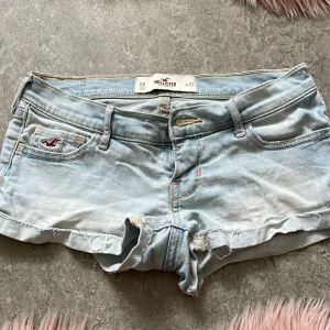 Ljusblå jeansshorts från Hollister - Snygga ljusblå jeansshorts från hollister som är låg midja