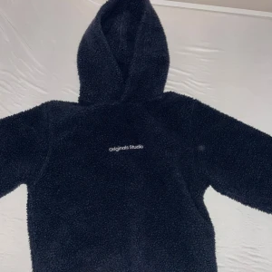 Jack & Jones Fleece Hoodie - Tjena, tänkte sälja min Fleece Hoodie pga att den är för liten för mig nu. Lite översized på armarna men annars sitter den väldigt fint på kroppen. Använt par gånger, inget synligt.