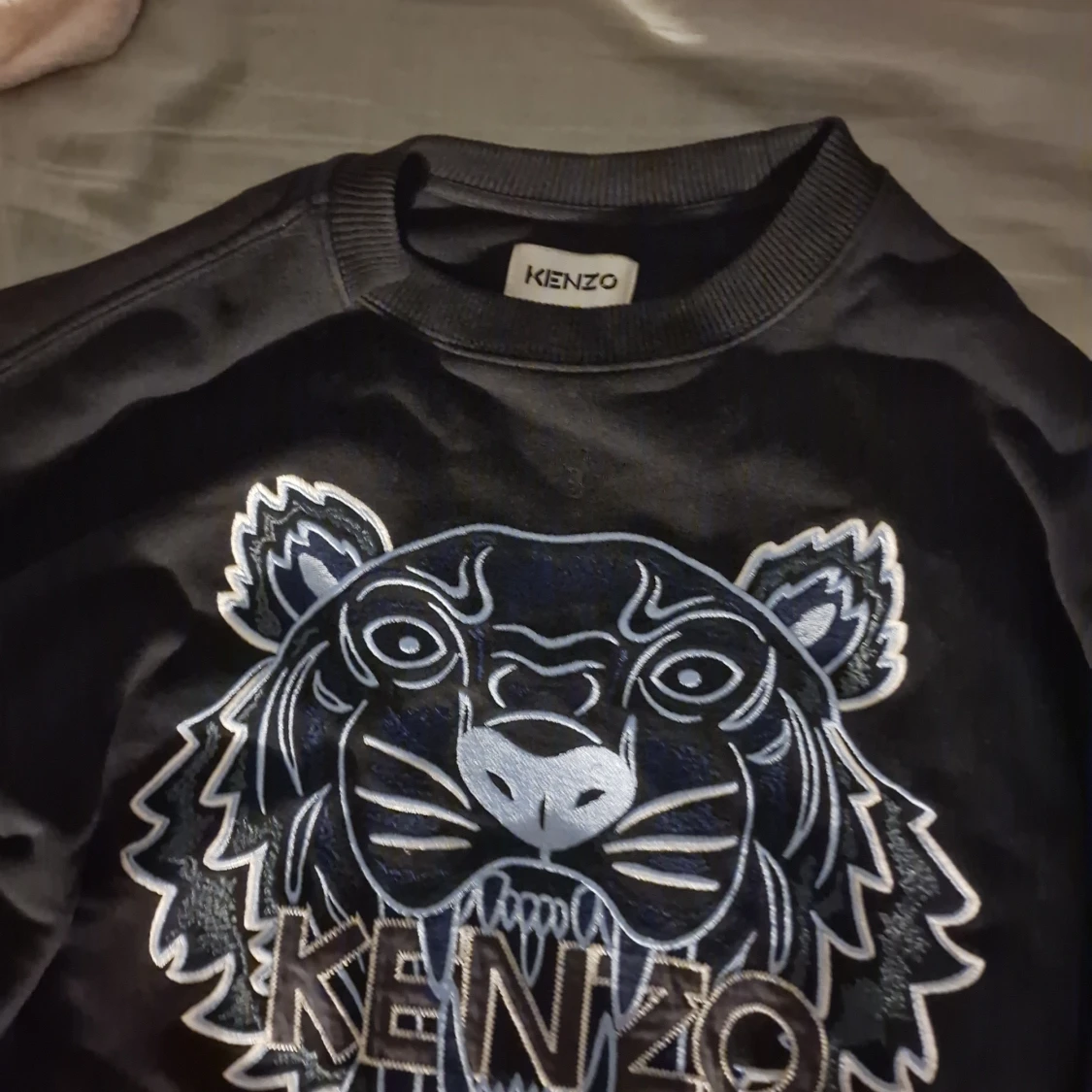 Svart sweatshirt med tigerbroderi från Kenzo - 1