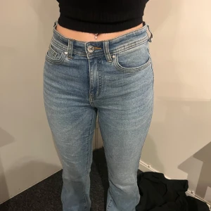 Ljusblå jeansbyxor från ONLY - Säljer ett par klassiska ljusblå jeans från ONLY med normal passform och raka ben. Byxorna har fem fickor, bälteshällor och stängs med dragkedja och knapp. Perfekta till vardags och lätta att matcha med olika toppar.