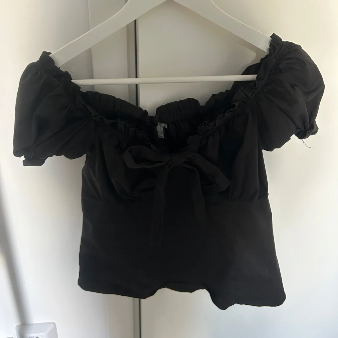 Svart offshoulder topp med rosett - 1