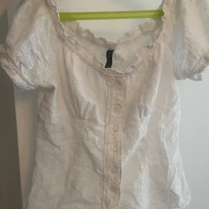 Vit blus med broderade detaljer - Söt vit blus från Amisu, som är en fin sommar topp🥰passar till allt! 