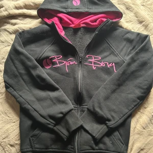 Svart hoodiejacka från Björn Borg - Svart hoodie från Björn Borg med rosa detaljer och luva 🩷 säljer för att den inte kommer till användning