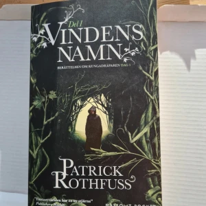 Vindens namn - Följ med på en episk resa i 'Vindens namn', första delen i Berättelsen om kungadråparen. En fängslande fantasybok fylld av magi, mysterier och äventyr – perfekt för dig som älskar spännande världar och starka karaktärer.